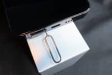 Den SIM-Schacht des Unihertz Luna mit dem beiliegenden Werkzeug öffnen.