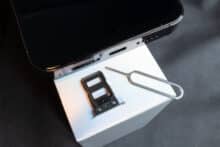 Den SIM-Schacht des Unihertz Luna mit dem beiliegenden Werkzeug öffnen.