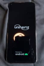 Der Ladebildschirm bei erstmaligem Einschalten unseres Luna-Mobiltelefons.