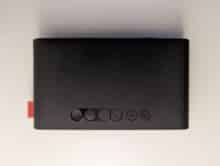 Die Oberseite des Formovie P1 mit einer Aktivitäts-LED und den Bedienknöpfen