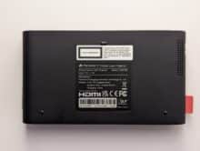 Die Unterseite des Formovie P1 enthält zwei Sticker mit Informationen über den Projektor