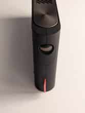 Die Seite des Formovie P1 mit dem Rädchen zur Schärfeeinstellung