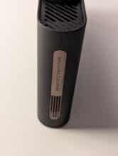 Die andere Seite des Formovie P1 mit dekorativer Verkleidung