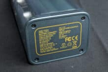 Die rechte Gehäuseseite der Shargeek 100 mit kleingedruckten Informationen