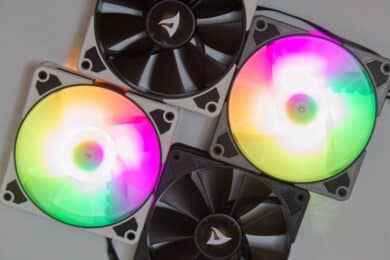 Jeweils zwei Sharkoon SilentStorm 12ß Lüfter mit und ohne RGB mit verschiedenfarbigen Ecken