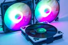 Drei Lüfter, davon zwei mit RGB LEDs