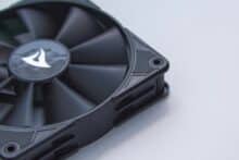 Ecke von einem schwarzen Computerlüfter