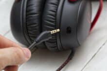 Klinkenanschluss am Mikrofon des HyperX Cloud III