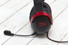 HyperX Cloud III von der Seite mit angeschlossenem Mikrofon