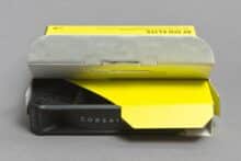 Einschub mit Lüfter wird aus dem Karton gezogen