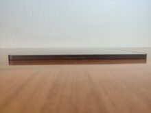 Ein Lautsprecher ist auf jeder Seite vorhanden