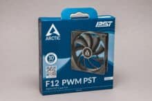 Blaue Verpackung des Arctic F12 PWM PST