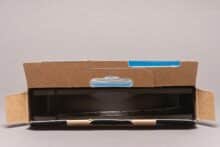 Offene Schachtel mit schwarzem Lüfter