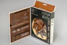 Geöffnete Klappe auf der Verpackungsvorderseite mit Blick auf den Noctua NF-A14 PWM