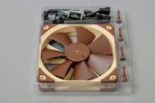 Noctua NF-F12 PWM und Zubehör in einer Kunststoffhalterung