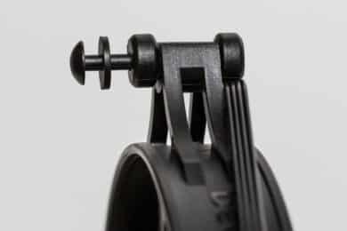 Pins stecken in der Halterung