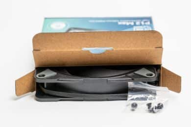 Lüfter wird aus Verpackung genommen