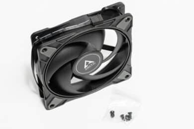 Arctic P12 Max mit Lüfterschrauben