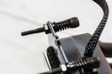 Schraube ist am Rahmen montiert