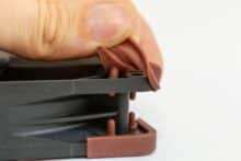 Braune Silikon Ecken des Noctua NF-F12 industrialPPC-3000 werden entfernt