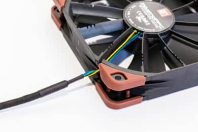 Schwarzer Lüfter mit buntem Lüfterkabel und braunen Ecken