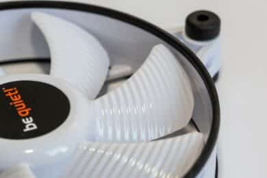 Glatte Oberfläche der weißen be quiet! Shadow Wings 2