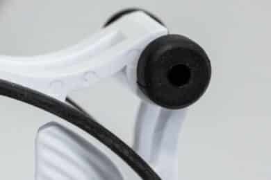 Schwarze Gummihalterung in den Lüfterecken