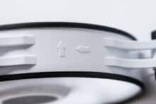 Pfeile am weißen Lüfterrahmen