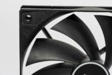 Schwarze Lüfterblätter