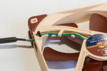 Farbige Kabel des braunen Lüfters