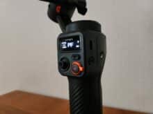 Joystick und Zoom-Hebel befinden sich darunter