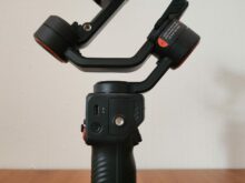 Lade-Anschluss und Ein/Aus-Schalter auf der rechten Seite