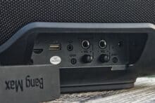 Anschlüsse für Gitarre, Mikrofon, AUX und Micro SD