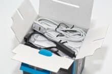 Offene Verpackung mit Blick auf Kabel
