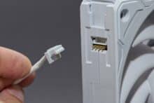 Kabel wird an den Lian Li Lüfter angeschlossen