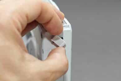 Verbindungsstück am Lüfter wird herausgedreht