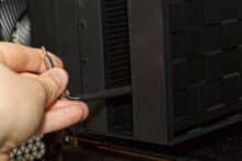 Schraubendreher im Kühlkörper