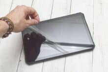 Entfernung der Schutzfolie von einem Tablet
