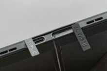 Geöffnete Abdeckungen für USB C und den SIM Karten Schacht