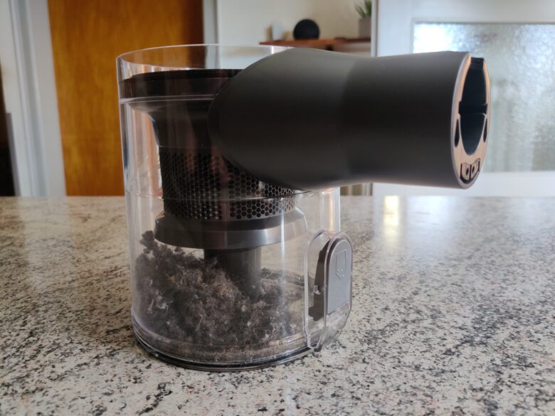 Der Staub sammelt sich im beutellosen Staubbehälter
