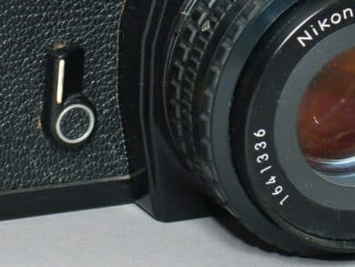 Nikon Spiegelreflexkamera mit 50mm Objektiv Detail