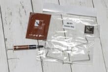 Wärmeleitpaste, Reinigungstuch und Klammern zur Lüfterbefestigung