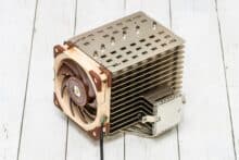 Noctua NH-P1 mit an der Seite montiertem NF-A12x25 LS-PWM