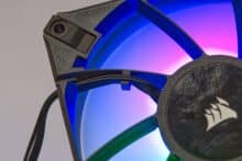 Schwarzes Kabel im Rahmen eines RGB Lüfters