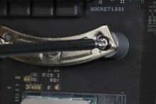 Torx-Schraube wird in die Halterung gedreht.