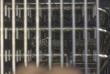 Blick durch die Lamellen des Noctua NH-P1 mit reflektierenden Teilen