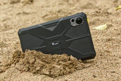 Fossibot DT1 Rückansicht, steckt im Sand