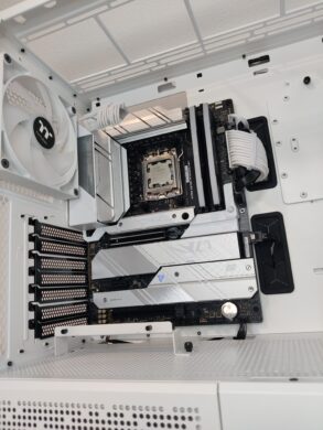 Das ATX-Mainboard wird montiert