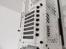 Die Slotblenden sind drehbar um die Grafikkarte vertikal zu montieren