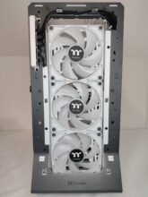 3x Thermaltake CT140 Lüfter sind vorne verbaut